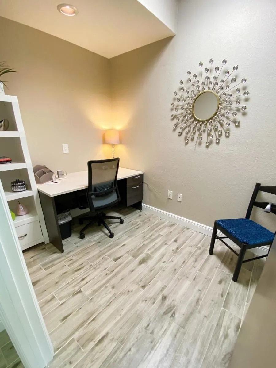 Business 68 image HILL VALLEY SUITES